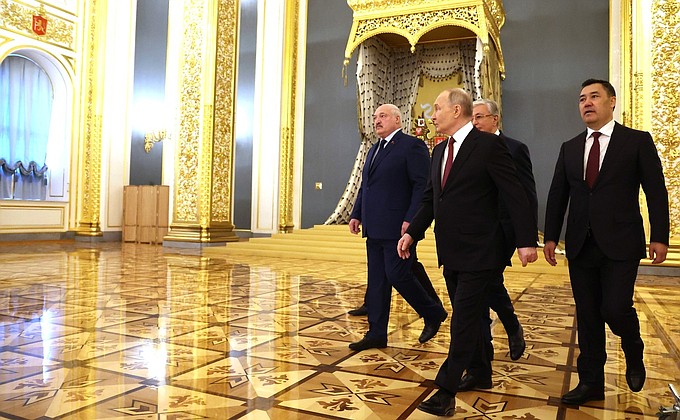 With President of Belarus Alexander Lukashenko (left), President of Kazakhstan Kassym-Jomart Tokayev (centre) and President of Kyrgyzstan Sadyr Japarov (right) before the meeting of the Supreme Eurasian Economic Council in narrow format.