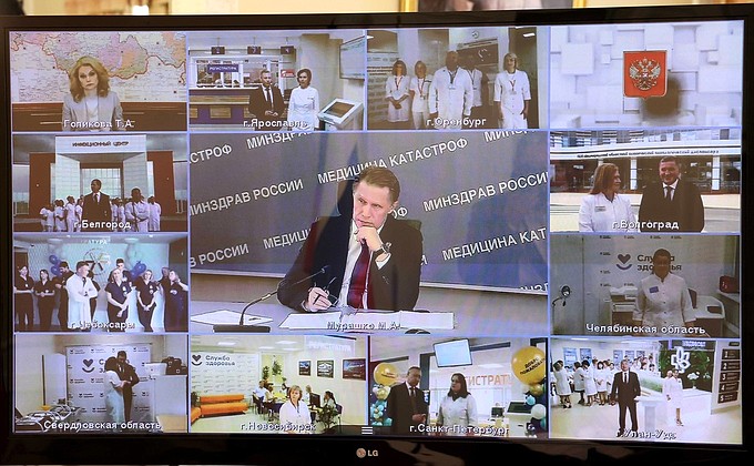 Участники видеоконференции по случаю открытия в ряде регионов Российской Федерации новых объектов здравоохранения.