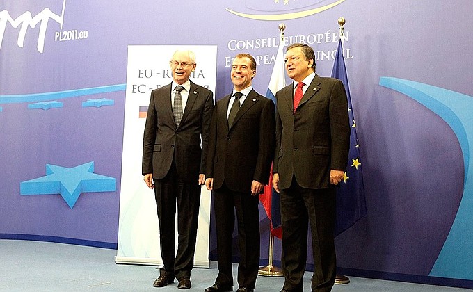 С Председателем Европейского совета Херманом Ван Ромпёем (слева) и Председателем Европейской комиссии Жозе Мануэлом Баррозу перед началом рабочего заседания участников саммита Россия – Европейский союз.