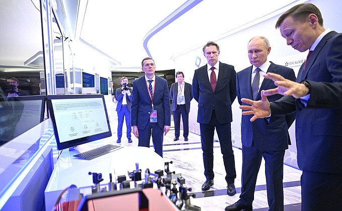 С Министром здравоохранения Михаилом Мурашко (слева) во время осмотра выставки на полях Форума будущих технологий.