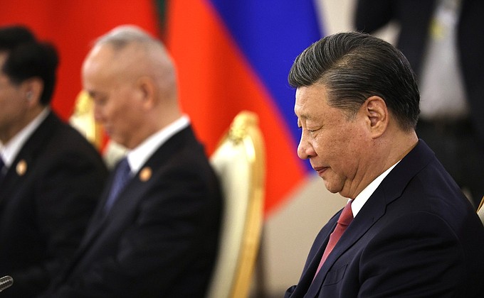 Председатель Китайской Народной Республики Си Цзиньпин в ходе российско-китайских переговоров в узком составе.