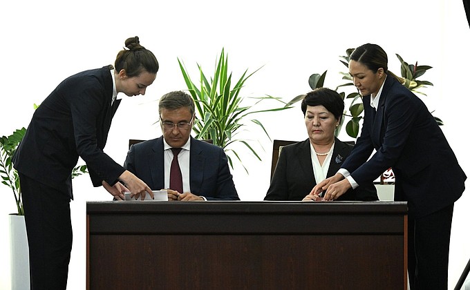 Minister of Science and Higher Education Valery Falkov with Minister of Education and Science of Kyrgyzstan Dogdurkul Kendirbaeva at the ceremony for the signing of joint documents, held as part of President Putin’s official visit to Kyrgyzstan.