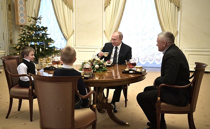 Владимир Путин встретился с Артёмом Пальяновым – мальчиком, который мечтает увидеть Санкт-Петербург с высоты птичьего полёта, его папой и братом.
