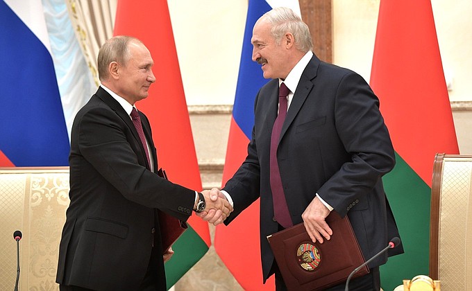 Signing documents following Union State Supreme State Council meeting. With President of Belarus Alexander Lukashenko.