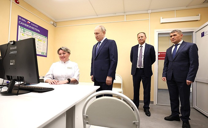 During a visit to the medical and obstetric station. With Chief Doctor of the Tsivilsk central district hospital Angela Spiridonova.