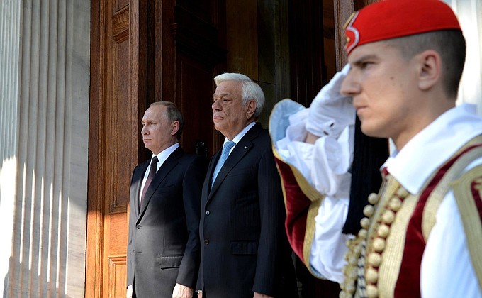 С Президентом Греции Прокописом Павлопулосом. Официальная церемония встречи.