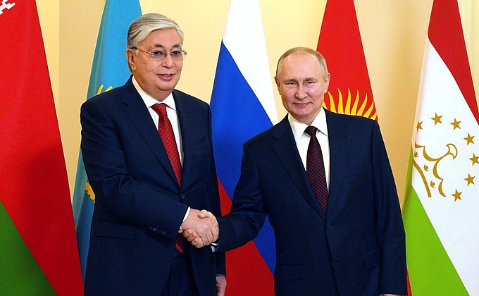 С Президентом Казахстана Касым-Жомартом Токаевым перед началом неформальной встречи глав государств СНГ.
