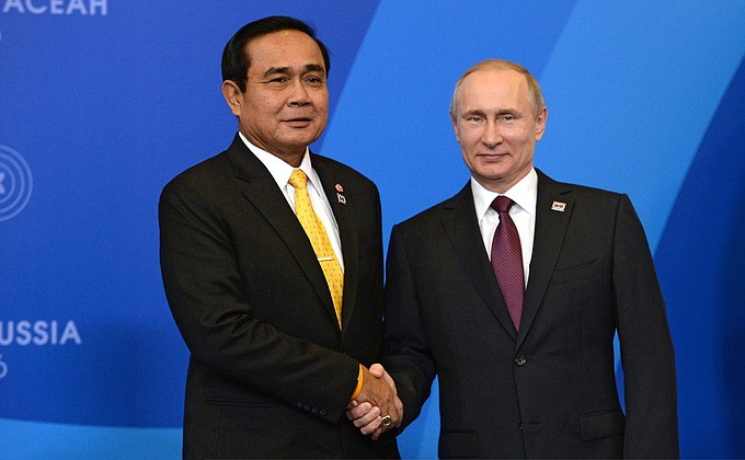 С Премьер-министром Королевства Таиланд Праютом Чан-Очой.