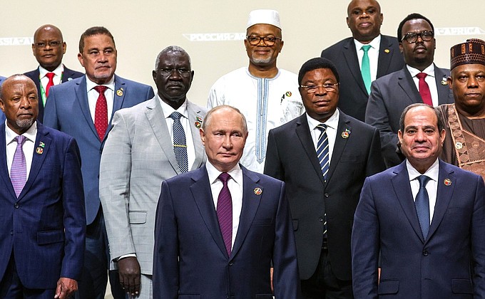 Before the plenary session, the heads of delegations attending the Russia–Africa Summit posed for photographs.