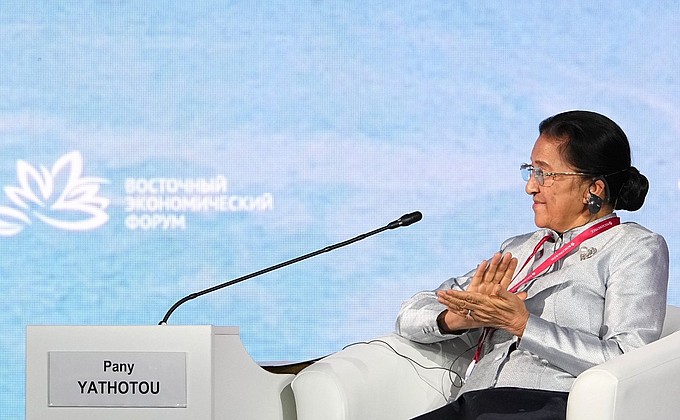 Вице-президент Лаоса Пани Ятхоту на пленарном заседании восьмого Восточного экономического форума.
