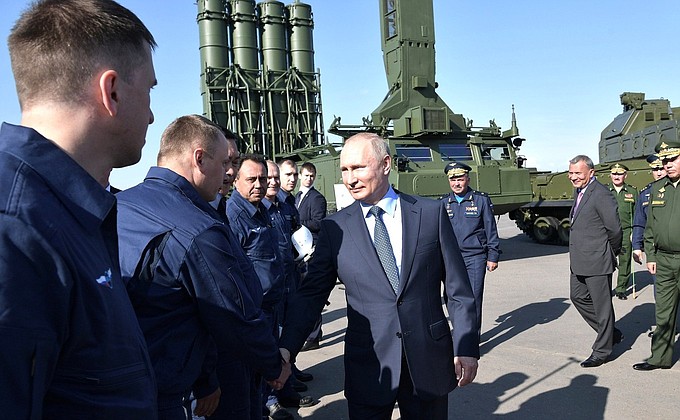 When landing at the Chkalov State Flight Test Centre airfield, the President’s airplane was accompanied by a group of six Su-57 fifth-generation fighter jets. Later, Vladimir Putin briefly talked with their pilots.