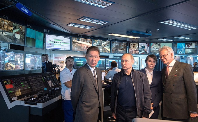 На судне-трубоукладчике Pioneering Spirit. С главой компании «Газпром» Алексеем Миллером.