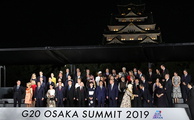 Совместное фотографирование участников саммита «Группы двадцати» перед торжественным концертом и приёмом от имени Премьер-министра Японии Синдзо Абэ.