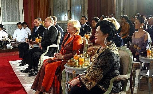 Банкет от имени Короля Таиланда Пумипона Адульядета и Королевы Сирикит в честь Владимира и Людмилы Путиных.