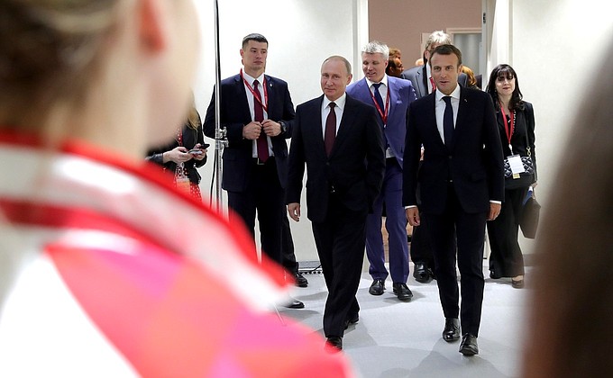С Президентом Франции Эммануэлем Макроном перед началом встречи с участницами товарищеского матча женских сборных команд России и Франции по фехтованию на саблях.