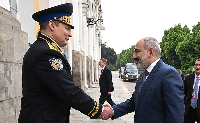 Prime Minister of Armenia Nikol Pashinyan arrives at the Grand Kremlin Palace to take part in a meeting of the Supreme Eurasian Economic Council. With Commandant of the Kremlin Lieutenant-General Sergei Udovenko.