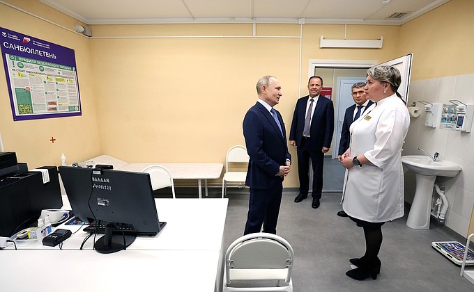 During a visit to the medical and obstetric station. With Chief Doctor of the Tsivilsk central district hospital Angela Spiridonova, Presidential Plenipotentiary Envoy to the Volga Federal District Igor Komarov, centre, and Head of Chuvashia Oleg Nikolayev.