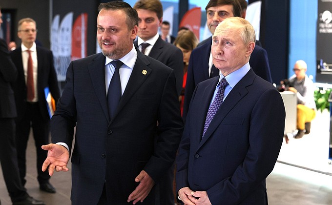 During his visit to the exhibition at the Intelligent Electronics – Valdai ISTC, with Novgorod Region Governor Andrei Nikitin.