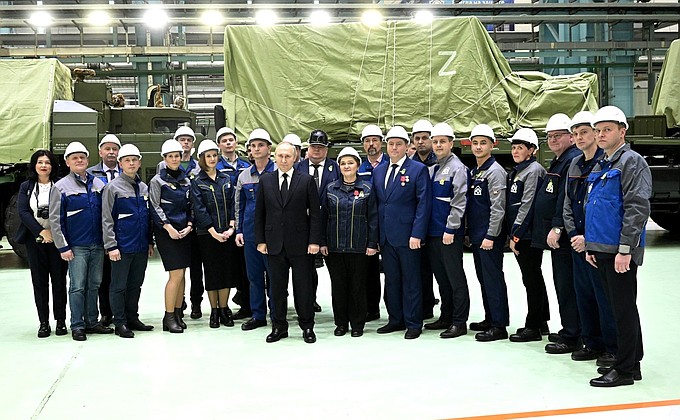 With workers at the Northwestern Regional Centre of the Almaz-Antey Aerospace Defence Corporation Obukhov Plant.