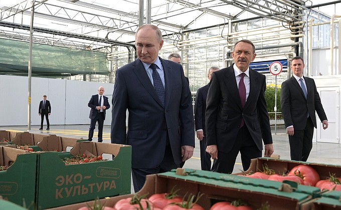 Visit to Solnechny Dar greenhouse complex at the ECO-Culture Agro-Industrial Holding. With Chairman of ECO-Culture Board of Directors Alexander Rudakov.