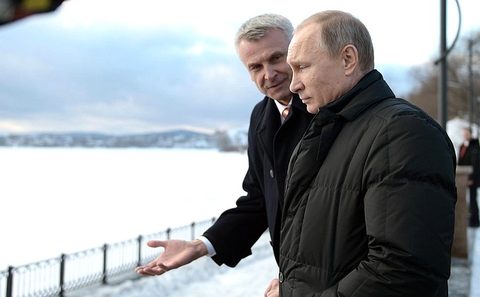 С мэром Нижнего Тагила Сергеем Носовым во время осмотра набережной города.