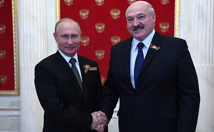 С Президентом Белоруссии Александром Лукашенко перед началом военного парада в ознаменование 75-й годовщины Победы в Великой Отечественной войне.