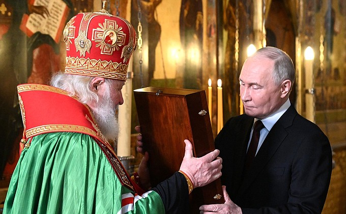 Патриарх Московский и всея Руси Кирилл отслужил благодарственный молебен в Благовещенском соборе Кремля.