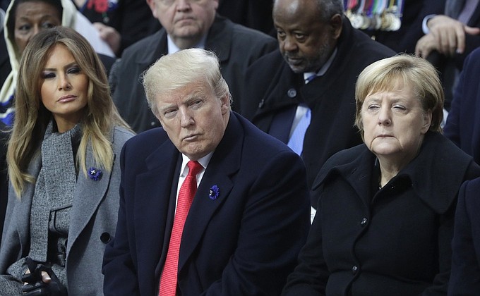 На церемонии празднования 100-летия окончания Первой мировой войны. Президент Соединённых Штатов Америки Дональд Трамп с супругой Меланией и Федеральный канцлер Германии Ангела Меркель.