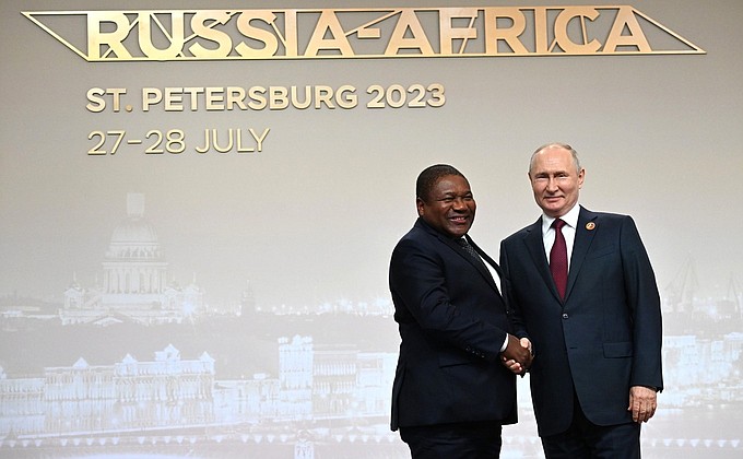 Церемония официальной встречи глав делегаций – участников второго саммита Россия – Африка. С Президентом Мозамбика Филипе Жасинту Ньюси.