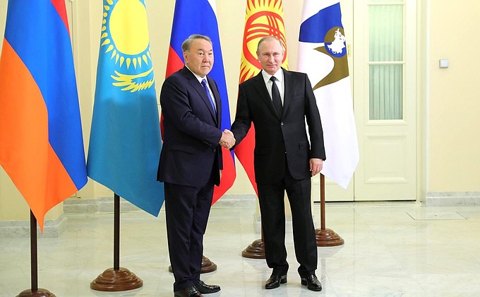 С Президентом Казахстана Нурсултаном Назарбаевым перед началом заседания Высшего Евразийского экономического совета.