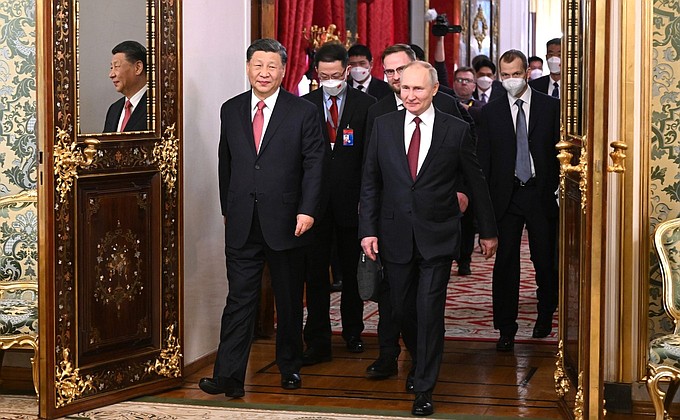 С Председателем Китайской Народной Республики Си Цзиньпином перед началом российско-китайских переговоров в узком составе.