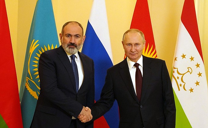 С Премьер-министром Армении Николом Пашиняном перед началом неформальной встречи глав государств СНГ.