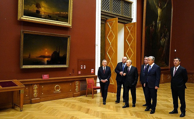 Вместе с главами стран – участниц неформальной встречи СНГ Владимир Путин посетил Государственный Русский музей.