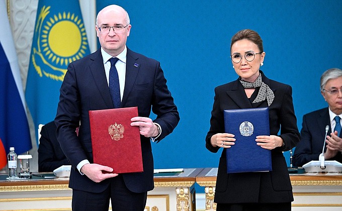 Following the Russian President’s official visit to Kazakhstan, TASS Director General Andrei Kondrashov and Director General of the Television and Radio Complex of the President of Kazakhstan Raushan Kazhibayeva signed an Agreement on Information Partnership between the Russian agency ITAR-TASS and the Television and Radio Complex of the President of Kazakhstan.