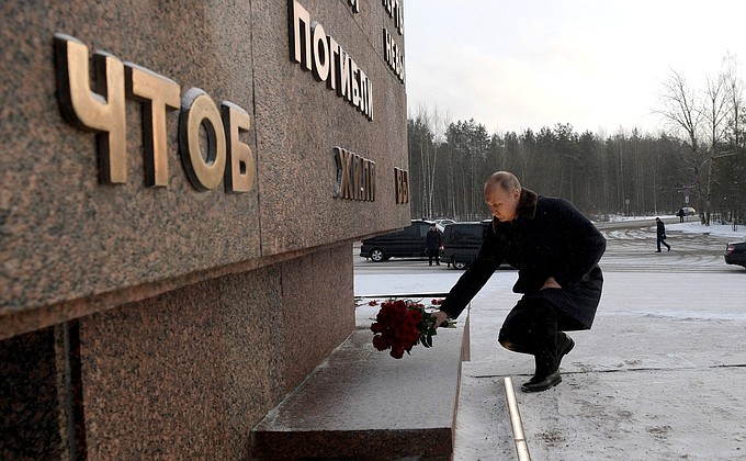Во время посещения военно-исторического комплекса «Невский пятачок» Владимир Путин возложил цветы к памятнику «Рубежный камень».
