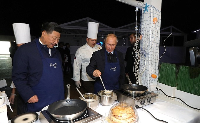 Президент России Владимир Путин и Председатель КНР Си Цзиньпин посетили выставку «Улица Дальнего Востока».