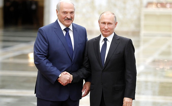 С Президентом Белоруссии Александром Лукашенко во время встречи перед началом заседания Совета коллективной безопасности ОДКБ.