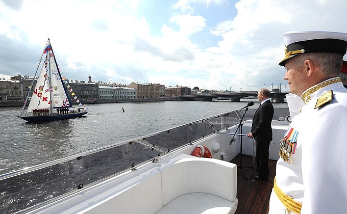 Празднование Дня Военно-Морского Флота. Владимир Путин обошёл на катере строй боевых кораблей и поздравил экипажи с Днём ВМФ.
