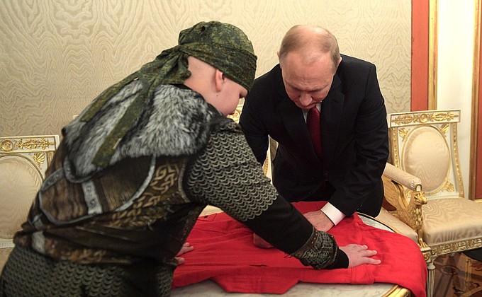 Владимир Путин подписал для Коли Кузнецова экипировку для тренировок по самбо.
