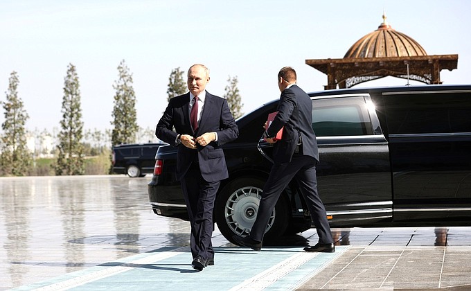 Vladimir Putin arrives at a meeting of the SCO Heads of State Council.