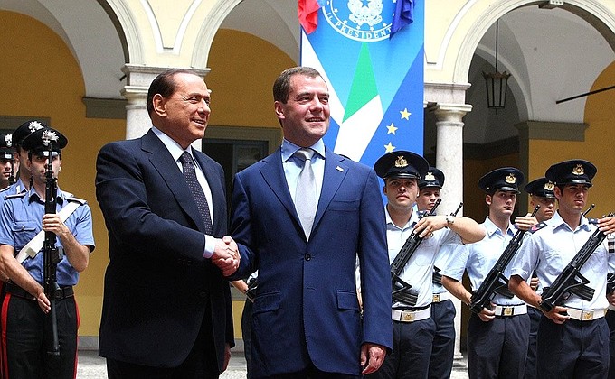 Церемония официальной встречи. С Председателем Совета Министров Италии Сильвио Берлускони.