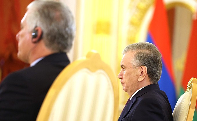Президент Узбекистана Шавкат Мирзиёев (справа) на заседании Высшего Евразийского экономического совета в расширенном составе.