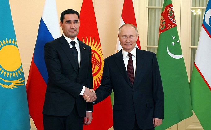 С Президентом Туркменистана Сердаром Бердымухамедовым перед началом неформальной встречи глав государств СНГ.