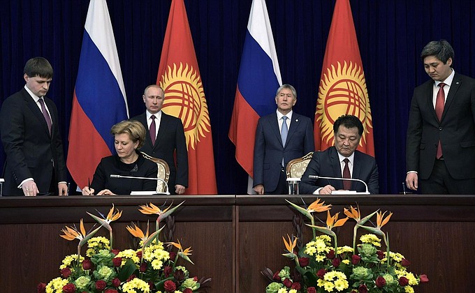 Signing of documents following Russian-Kyrgyzstani talks.