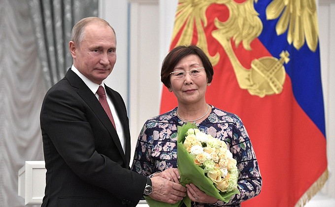 Aksinya Sannikova, doctor at the perinatal centre of Republican Hospital No 1 – National Medical Centre in the Republic of Sakha (Yakutia), was awarded the honorary title of Merited Doctor of Russia.
