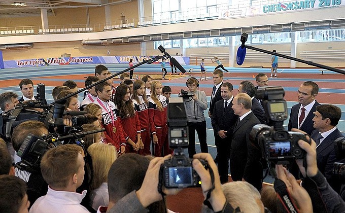 Во время посещения специализированной детско-юношеской школы олимпийского резерва. С членами сборной команды России на летних юношеских Олимпийских играх 2014 года.
