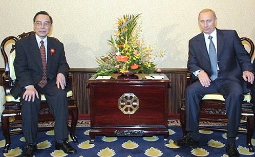 President Putin with Vietnamese Prime Minister Phan Van Khai.