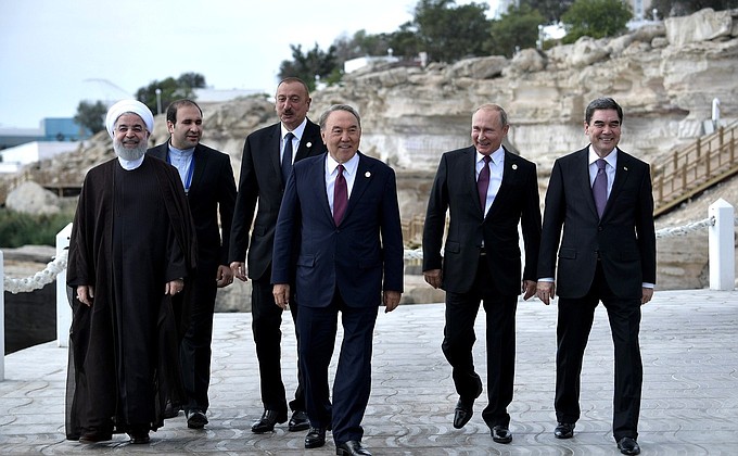 Following the Caspian Summit, the heads of state took a walk along the Caspian Sea embankment.