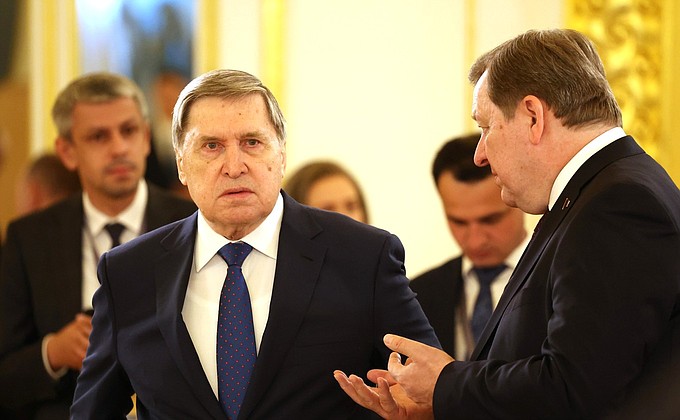 Aide to the President of Russia Yury Ushakov (left) and Foreign Minister of the Republic of Belarus Sergei Aleinik before the meeting of the Supreme Eurasian Economic Council in narrow format.