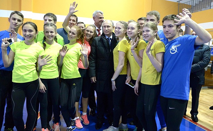 С воспитанниками детской спортивной школы во время посещения физкультурно-оздоровительного комплекса «Президентский».